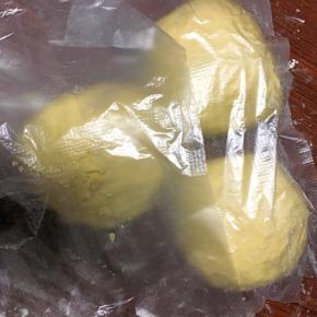 面团发酵好后排气分割三等份，滚圆盖上保鲜膜静止15分钟