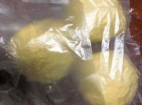 面团发酵好后排气分割三等份，滚圆盖上保鲜膜静止15分钟
