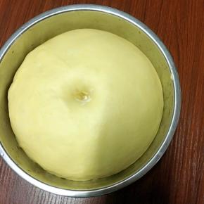 面团滚圆盖上保鲜膜发酵至原来的两倍大