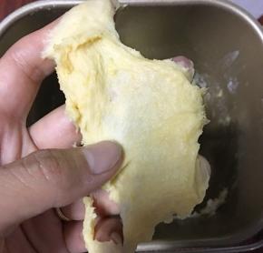 15分钟揉面程序结束后，加入黄油