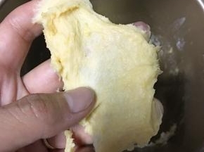 15分钟揉面程序结束后，加入黄油