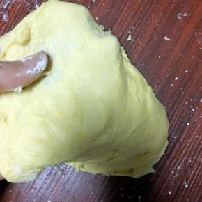 加入黄油后再揉15分钟，面团变的很有韧性，可以拿出来在桌上摔打几下面团