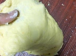 加入黄油后再揉15分钟，面团变的很有韧性，可以拿出来在桌上摔打几下面团