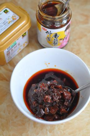 调酱汁。豆瓣酱里加入烧烤味香菇酱，再加入生抽、蚝油、盐搅匀。