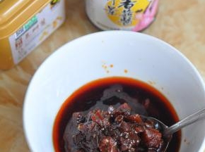 调酱汁。豆瓣酱里加入烧烤味香菇酱，再加入生抽、蚝油、盐搅匀。
