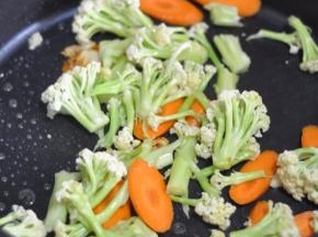 放入胡萝卜和花菜。