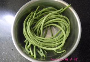 选择鲜嫩的豇豆，掐去老筋，洗干净；