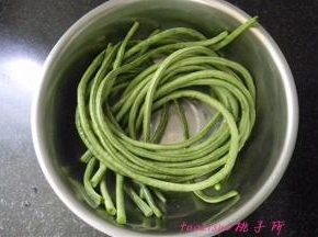 选择鲜嫩的豇豆，掐去老筋，洗干净；