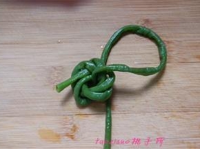 将豇豆的的长端插入活结的圈里，多次插入直到长端变短，如图所示；