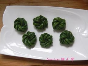 将打好的豇豆结码放在盘子里；