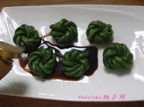 倒入蒸鱼豉油；