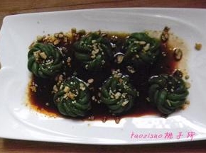 再浇上辣椒油、撒上花生碎即可。