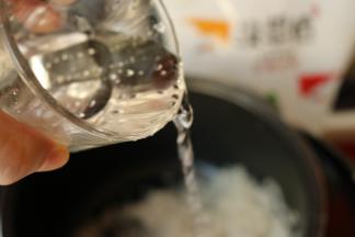 米洗一遍，根据米量加入水到刻度线，大米干净整洁，冲一下浮灰即可，不需要洗太久以免营养流失。