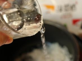 米洗一遍，根据米量加入水到刻度线，大米干净整洁，冲一下浮灰即可，不需要洗太久以免营养流失。