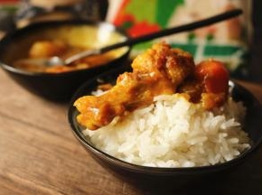 这时候米饭也煮好了，晶莹黏糯却又粒粒弹牙，搭配汤汁浓郁的咖喱鸡，我一个人都能吃两碗呢。