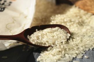 准备好大米，选择好的大米，米粒晶莹的会比较好，我这次用的是没想稻五常大米，真的很不错。