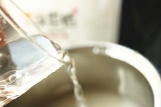 米冲洗一遍，加入米量8倍的水。