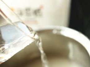 米冲洗一遍，加入米量8倍的水。