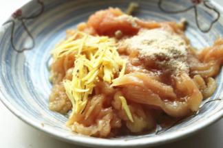 鸡胸肉切丝，加姜丝葱丝和鸡粉以及少许芝麻油。