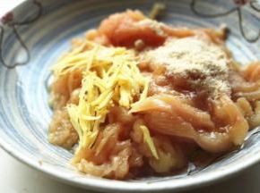 鸡胸肉切丝，加姜丝葱丝和鸡粉以及少许芝麻油。
