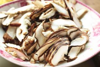 香菇切薄片