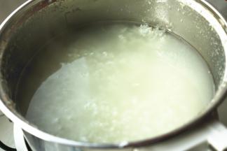 熬好的白粥，表层漂浮着米油，米粒粘糯，并且能闻到米的清香，非常赞。