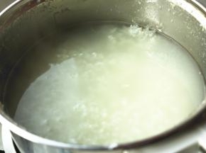 熬好的白粥，表层漂浮着米油，米粒粘糯，并且能闻到米的清香，非常赞。