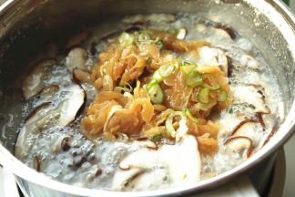 加入香菇片和腌好的鸡丝，再焖煮5分钟即可。