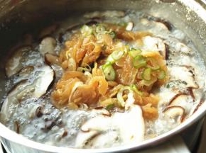 加入香菇片和腌好的鸡丝，再焖煮5分钟即可。