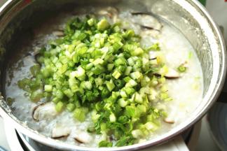 芹菜切末，加入粥里。