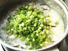 芹菜切末，加入粥里。