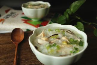 香香的鸡丝香菇粥。