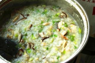 搅匀后，香菇鸡丝粥就做好了。