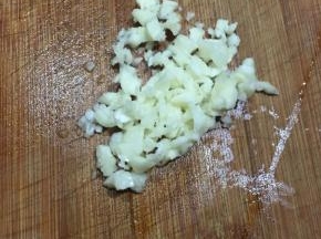 蒜头切碎。