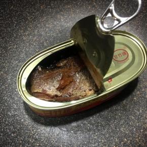 豆豉鲮鱼开罐后取一半的鱼和豆豉备用。