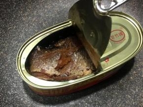 豆豉鲮鱼开罐后取一半的鱼和豆豉备用。