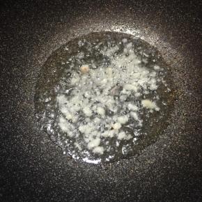 锅中加入油，大火烧热，下入蒜末煸出香味。