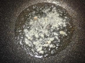 锅中加入油，大火烧热，下入蒜末煸出香味。