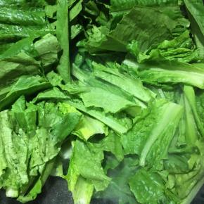 下入油麦菜翻炒几下。