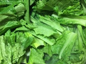 下入油麦菜翻炒几下。