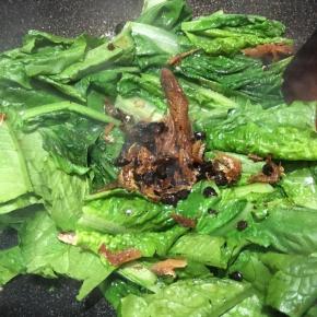 下入豆豉鲮鱼翻炒。