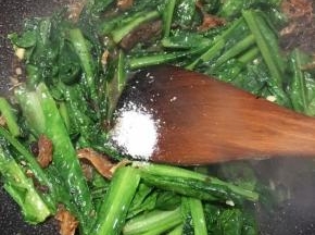 炒至油麦菜变色，调入盐和鸡精翻炒均匀即可关火。