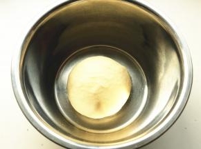 揉成面团，放到温暖的地方盖保鲜膜发酵。