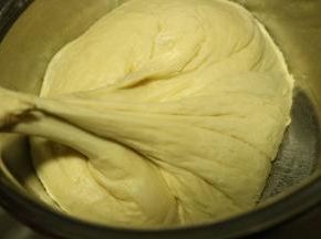 中种面团发酵成蜂窝状并回落。