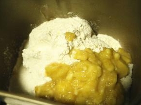 主面团的材料除了黄油外放进面包桶，中种面团撕成块也放进去，面包机揉面15分钟后再放入室温软化的黄油再揉15分钟，可以拉出手套膜最佳。