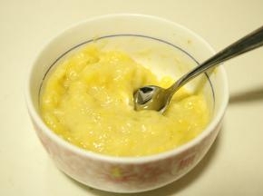 熟透的香蕉捣成泥。