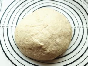 发酵好的面团拍打排气。