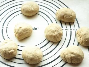 分成16份均匀大小的面团，可以烤两盘。