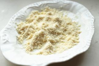 面团发酵的时候做香酥粒，黄油面粉白糖搓成颗粒状就可以了。