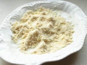 面团发酵的时候做香酥粒，黄油面粉白糖搓成颗粒状就可以了。